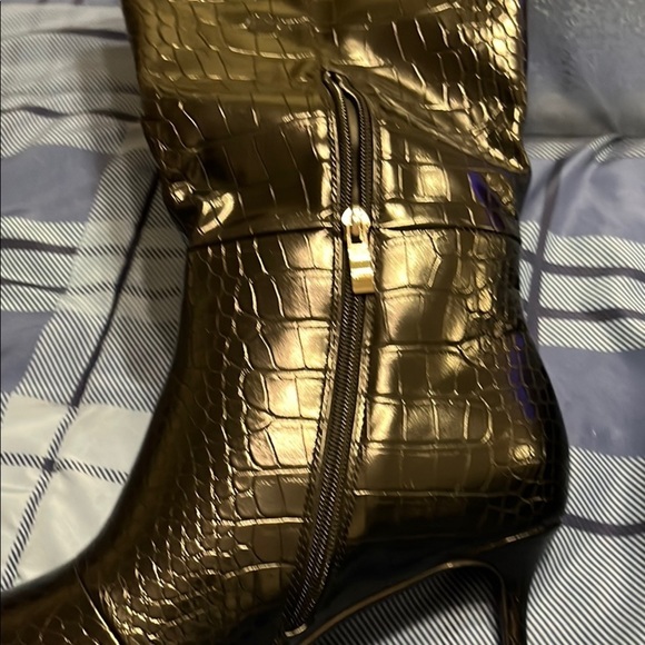 NEW Elegant Black Croc-Embossed Knee-High Boots - Picture 6 of 7